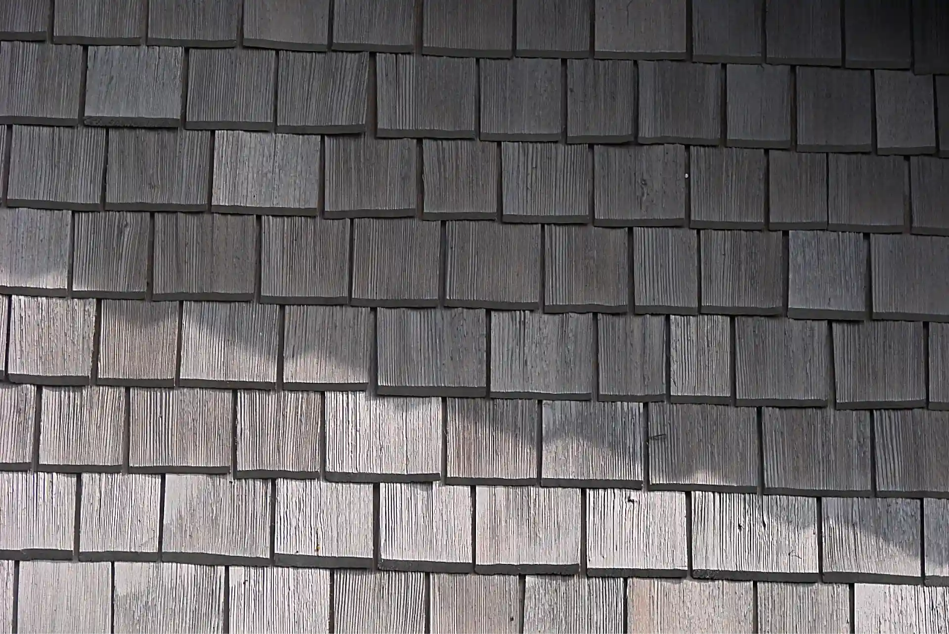 Exklusive gespaltene Fichteschindeln 250 mm: Perfekte Lösung für Fassaden „Nahaufnahme der gespaltenen Fichtenschindeln 250mm – Kleinwinnaden“