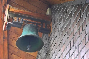 Detail der Glocke mit Schindeln an der Kapelle von Kleinwinaden