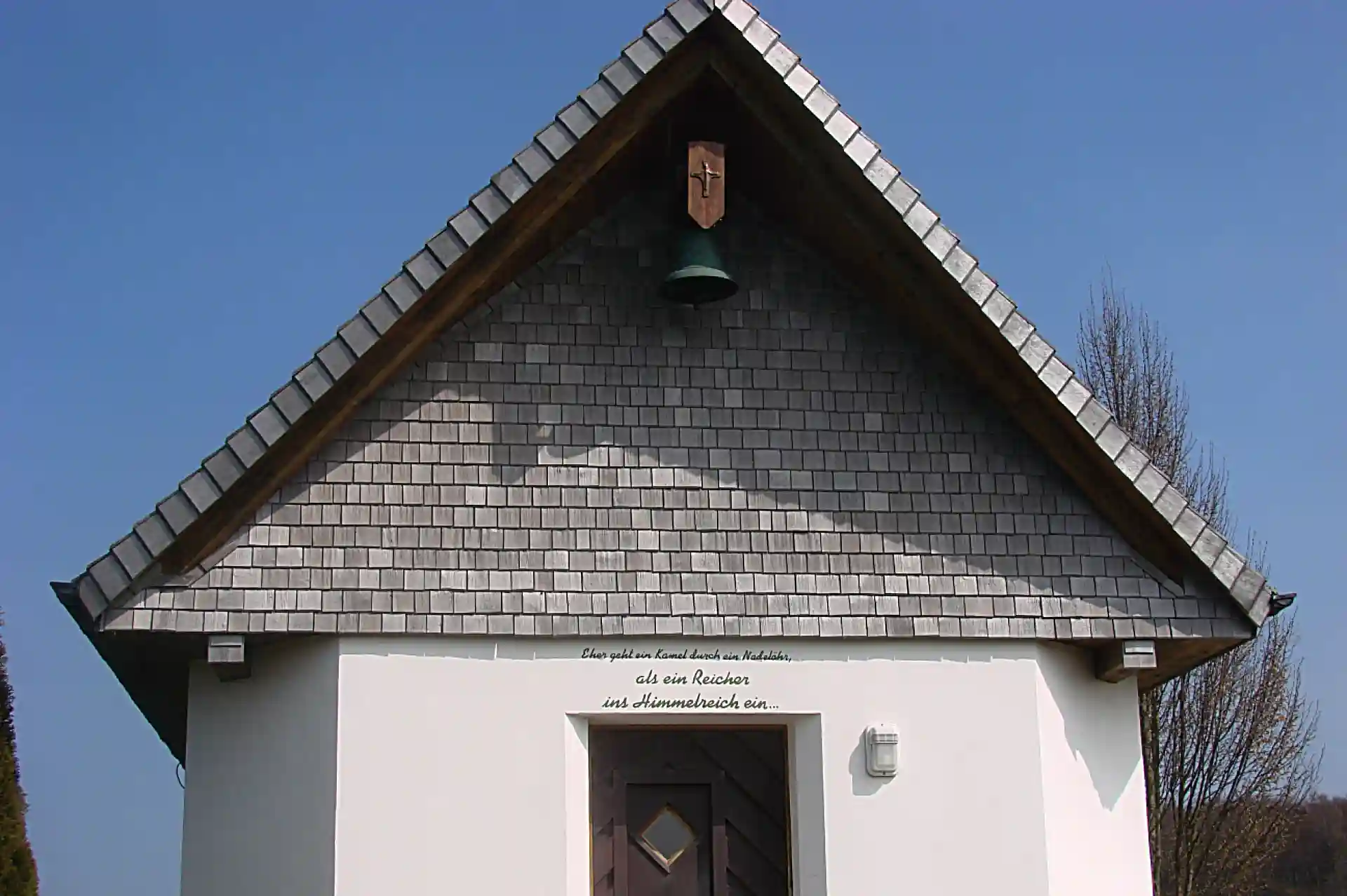 Exklusive gespaltene Fichteschindeln 250 mm: Perfekte Lösung für Fassaden Frontansicht der vorvergrauten Fichtenschindeln in Kleinwinnaden