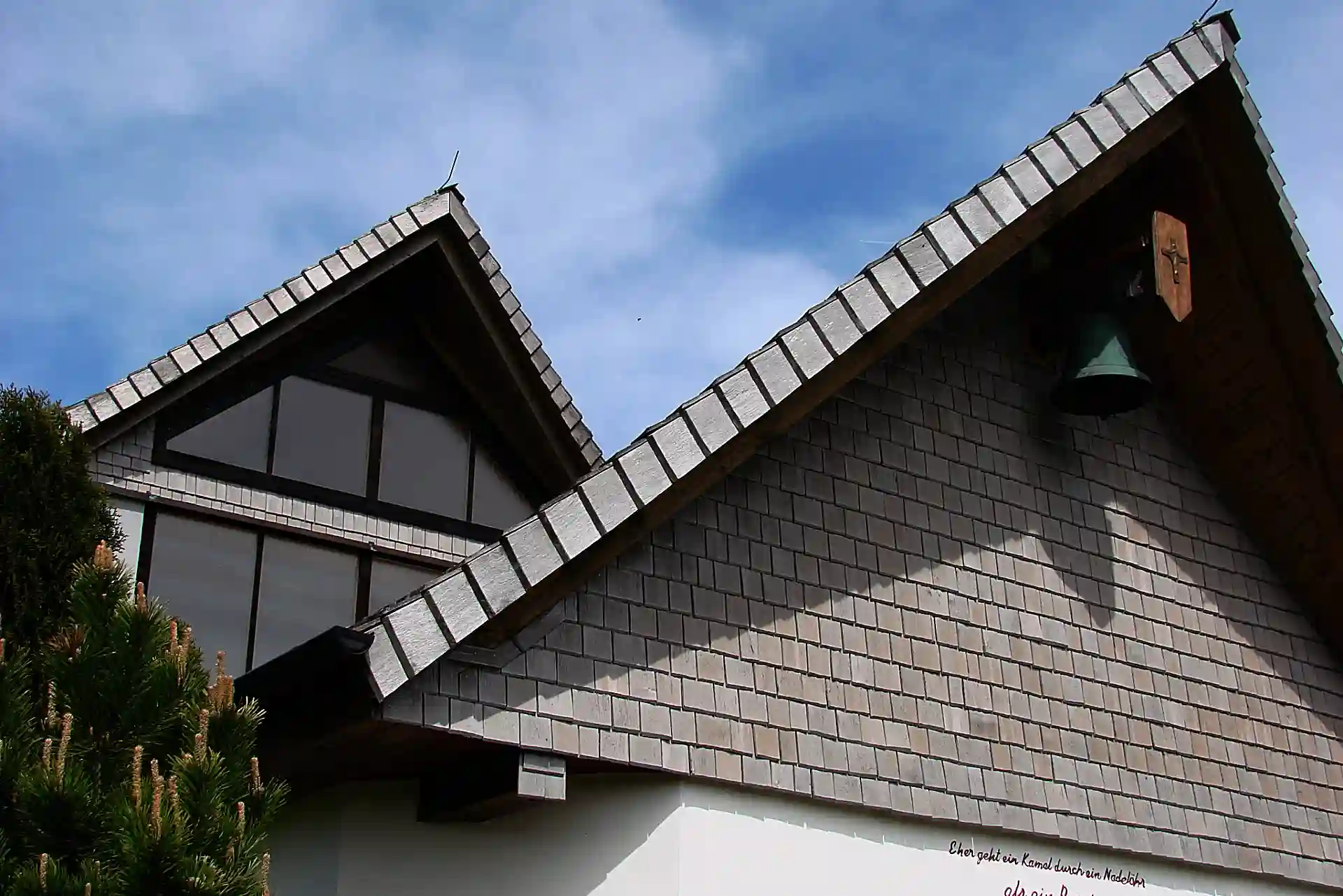 Exklusive gespaltene Fichteschindeln 250 mm: Perfekte Lösung für Fassaden vergraute Fichtenschindeln