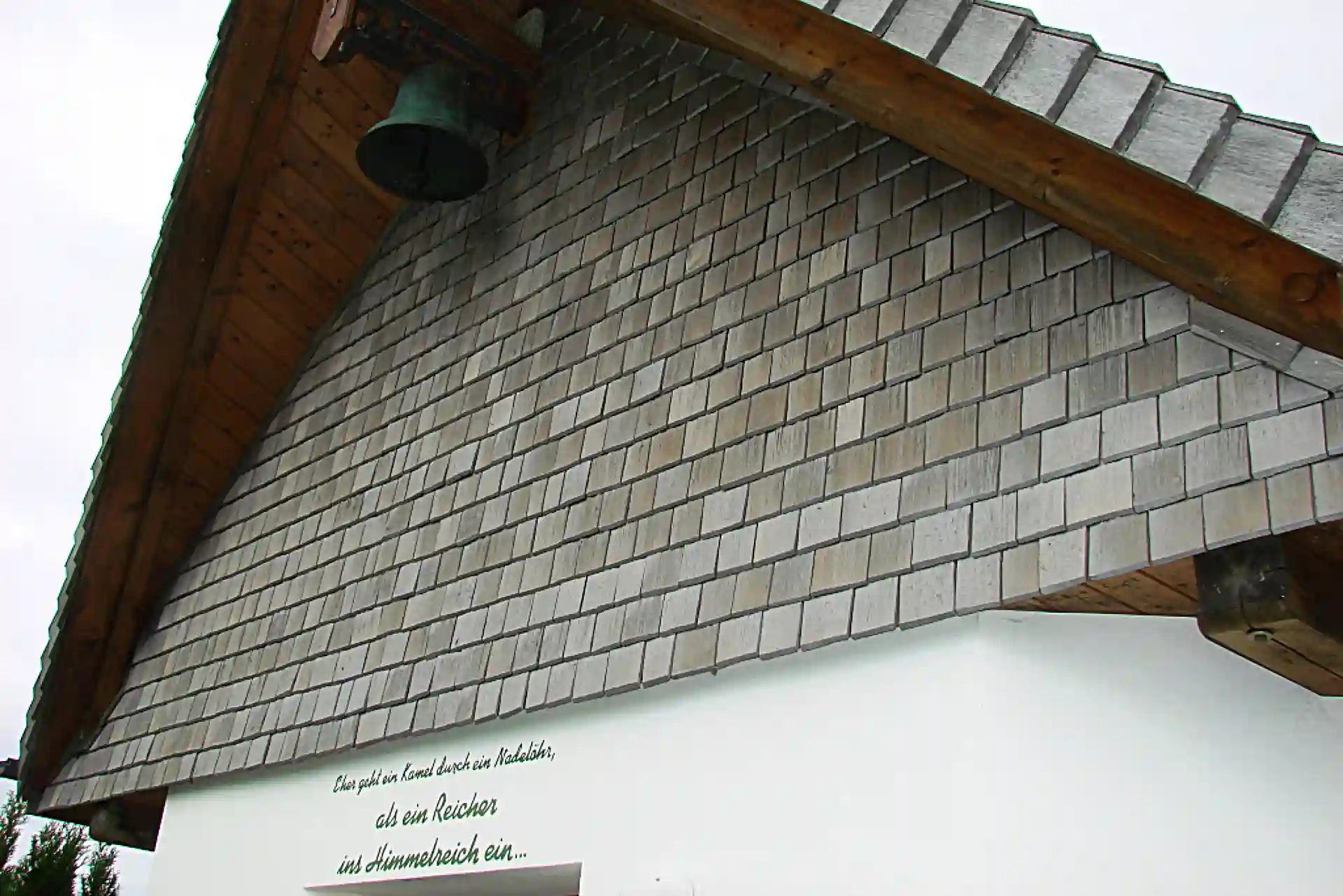 Exklusive gespaltene Fichteschindeln 250 mm: Perfekte Lösung für Fassaden „Fassadendetail vor-vergraute Holzschindeln Kapelle Kleinwinnaden“