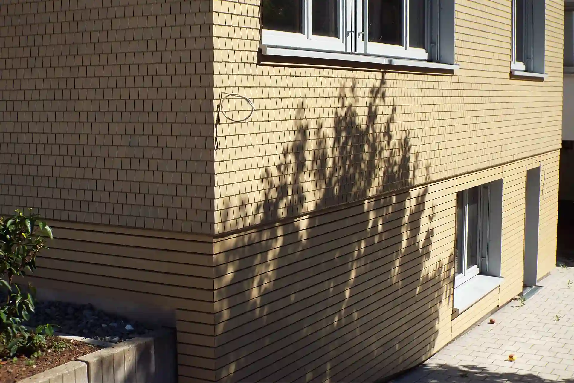 Weiss Schindelelemente aus Fichte an einem Bungalow in Schiltach