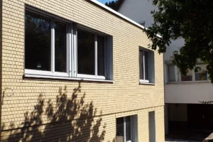 fassade mit Schindelelementen mit hellem Lasuranstrich