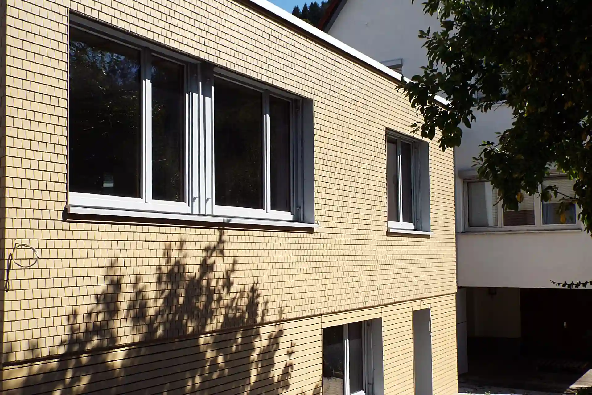 fassade mit Schindelelementen mit hellem Lasuranstrich