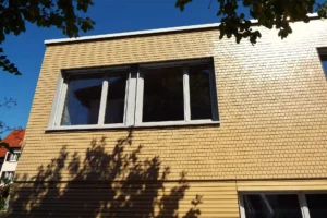 Holzschindeln an einer Fassade eines modernen Gebäudes