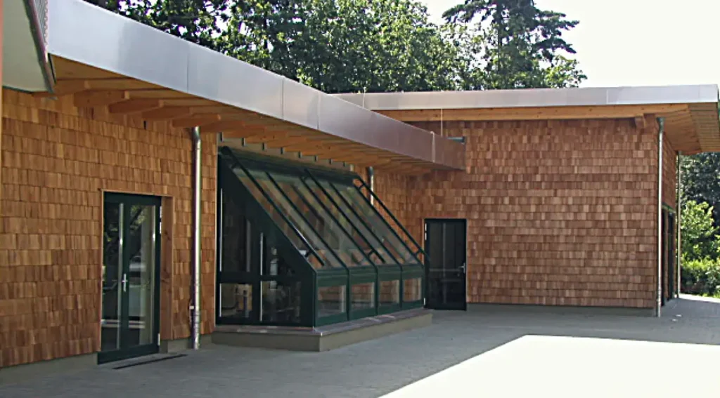 laerchenschindeln an der samendarre in 17309 jatznick „Moderne Fassadengestaltung mit handgespaltenen Lärchenschindeln an der Samendarre in Jatznick.“